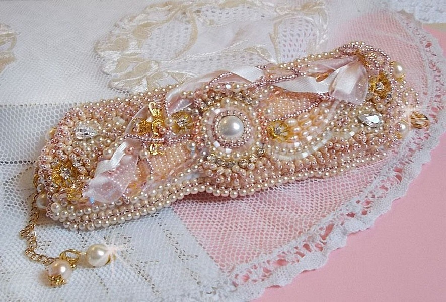 Rice powder manschettarmband broderat med s&ouml;tvattenskulturp&auml;rlor, p&auml;rlor, fr&ouml;p&auml;rlor och Swarovski-kristaller.