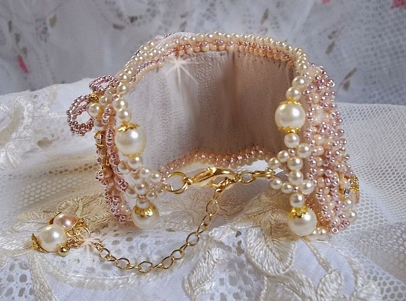 Rice powder manschettarmband broderat med s&ouml;tvattenskulturp&auml;rlor, p&auml;rlor, fr&ouml;p&auml;rlor och Swarovski-kristaller.