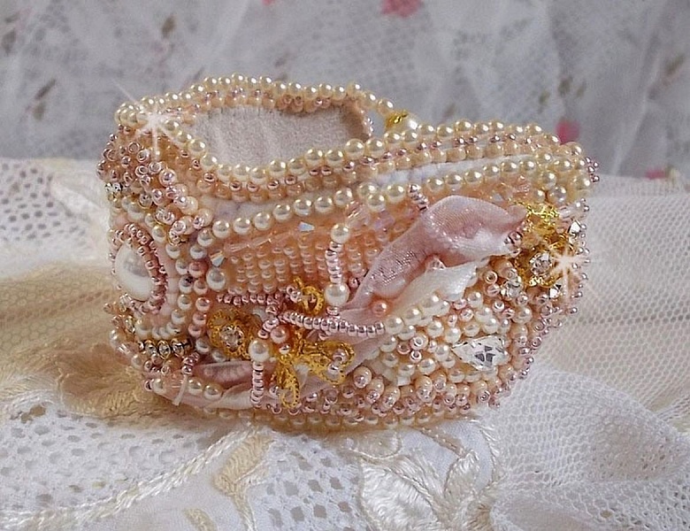 Rice powder manschettarmband broderat med s&ouml;tvattenskulturp&auml;rlor, p&auml;rlor, fr&ouml;p&auml;rlor och Swarovski-kristaller.