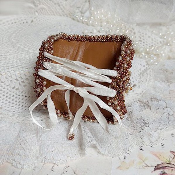Reflets de Rosée armband broderat med pärlor, Swarovski-kristaller, fröpärlor och antik spets.