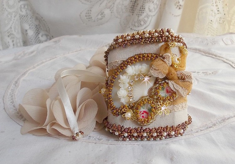 Reflets de Rosée armband broderat med pärlor, Swarovski-kristaller, fröpärlor och antik spets.