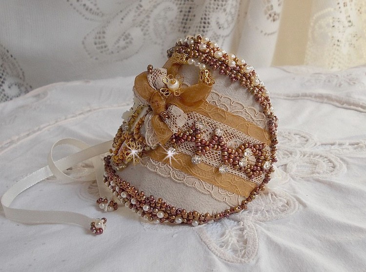 Reflets de Rosée armband broderat med pärlor, Swarovski-kristaller, fröpärlor och antik spets.