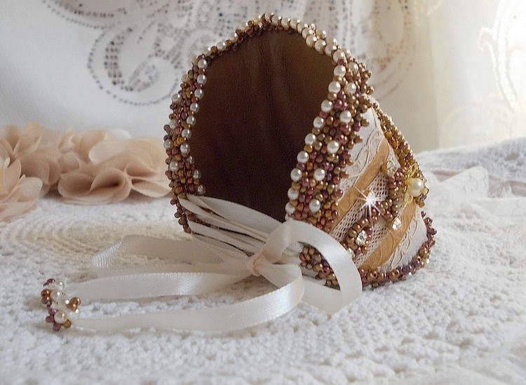 Reflets de Rosée armband broderat med pärlor, Swarovski-kristaller, fröpärlor och antik spets.