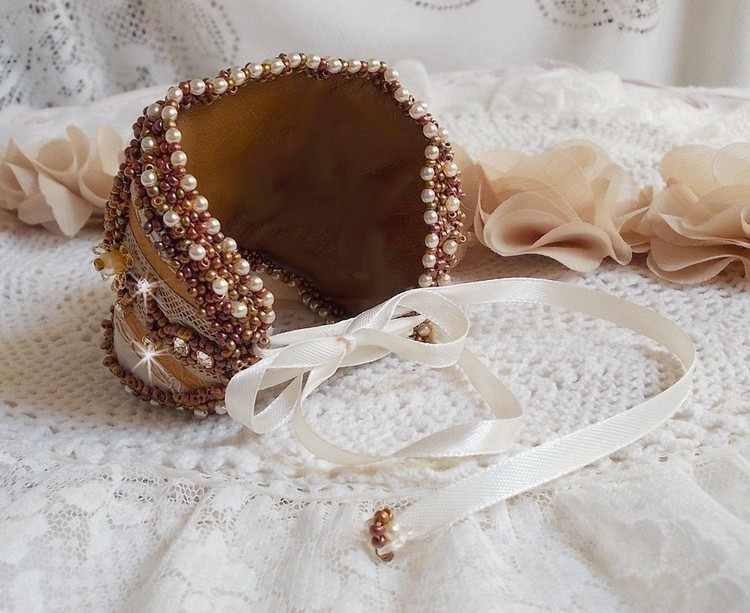 Reflets de Rosée armband broderat med pärlor, Swarovski-kristaller, fröpärlor och antik spets.
