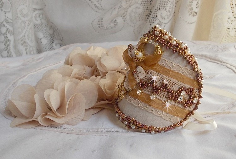Reflets de Rosée armband broderat med pärlor, Swarovski-kristaller, fröpärlor och antik spets.