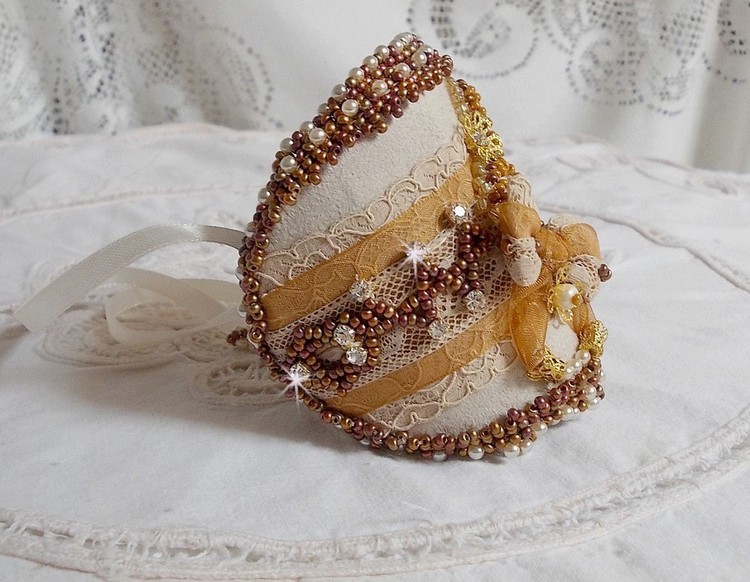Reflets de Rosée armband broderat med pärlor, Swarovski-kristaller, fröpärlor och antik spets.