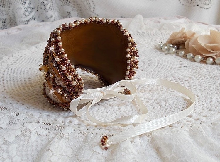 Reflets de Rosée armband broderat med pärlor, Swarovski-kristaller, fröpärlor och antik spets.