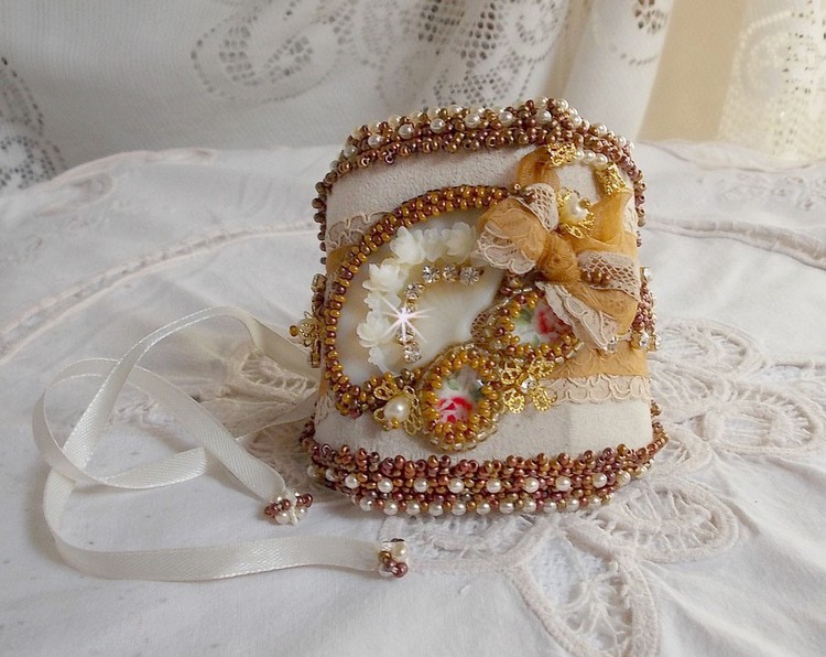 Reflets de Rosée armband broderat med pärlor, Swarovski-kristaller, fröpärlor och antik spets.
