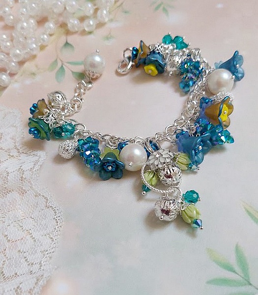 Bracelet Regard Scintillant avec fleurs frosted, clochettes verres, rondes r&eacute;sines, breloques et perles Cristal Swarovski