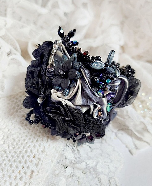 Bracelet Souvenir de Bal manchette brod&eacute; avec perles verres, ruban soie, dentelle, fleurs, argent 925 et Perles Cristal 