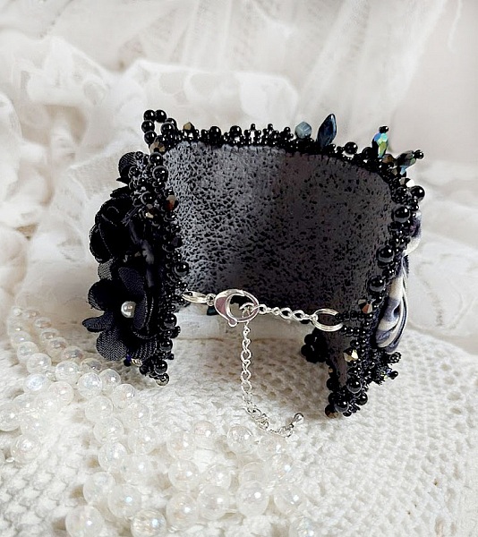 Bracelet Souvenir de Bal manchette brod&eacute; avec perles verres, ruban soie, dentelle, fleurs, argent 925 et Perles Cristal 