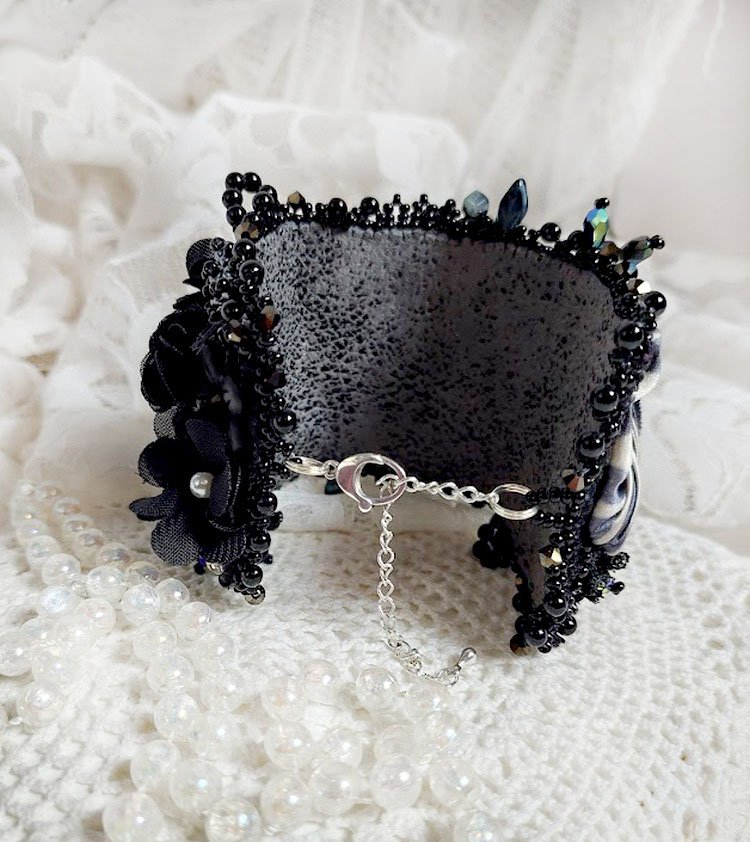 Bracelet Souvenir de Bal manchette brod&eacute; avec perles verres, ruban soie, dentelle, fleurs, argent 925 et Perles Cristal 