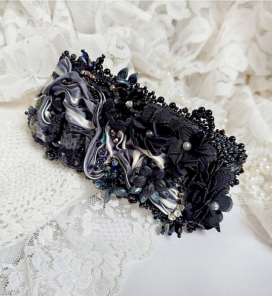 Bracelet Souvenir de Bal manchette brod&eacute; avec perles verres, ruban soie, dentelle, fleurs, argent 925 et Perles Cristal 