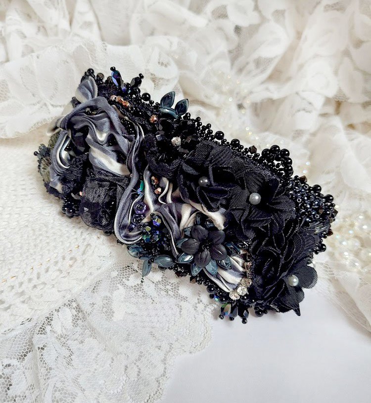 Bracelet Souvenir de Bal manchette brod&eacute; avec perles verres, ruban soie, dentelle, fleurs, argent 925 et Perles Cristal 