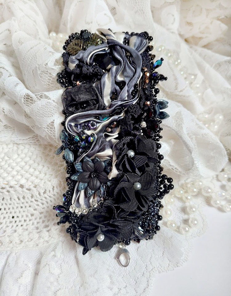 Bracelet Souvenir de Bal manchette brod&eacute; avec perles verres, ruban soie, dentelle, fleurs, argent 925 et Perles Cristal 