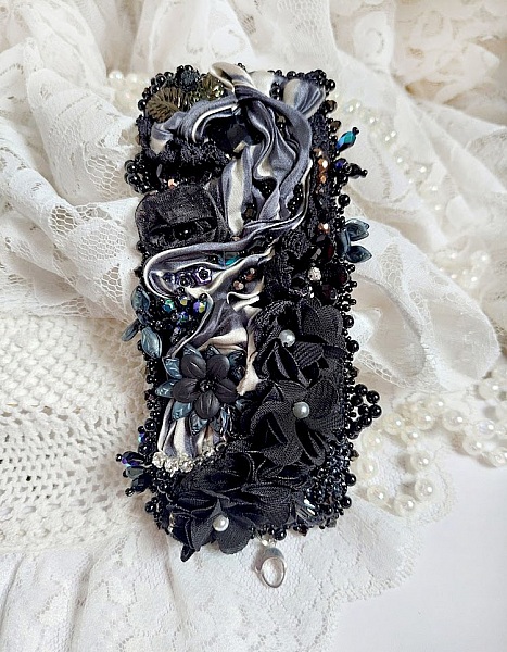 Bracelet Souvenir de Bal manchette brod&eacute; avec perles verres, ruban soie, dentelle, fleurs, argent 925 et Perles Cristal 