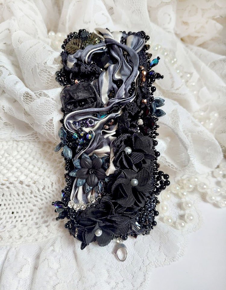 Bracelet Souvenir de Bal manchette brod&eacute; avec perles verres, ruban soie, dentelle, fleurs, argent 925 et Perles Cristal 