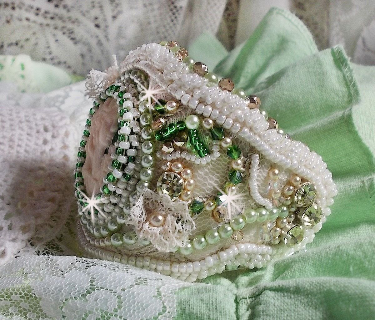 Förförelse armband med spets, viktoriansk harts cabochon, facetter och fröpärlor