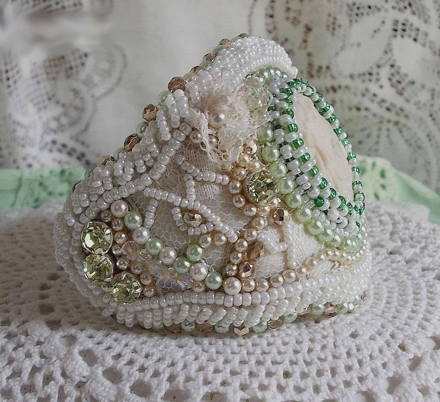 Förförelse armband med spets, viktoriansk harts cabochon, facetter och fröpärlor