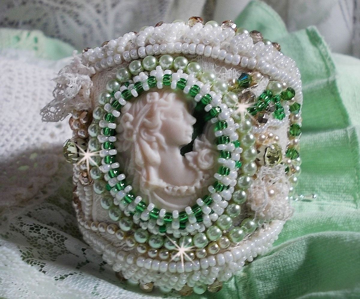 Förförelse armband med spets, viktoriansk harts cabochon, facetter och fröpärlor