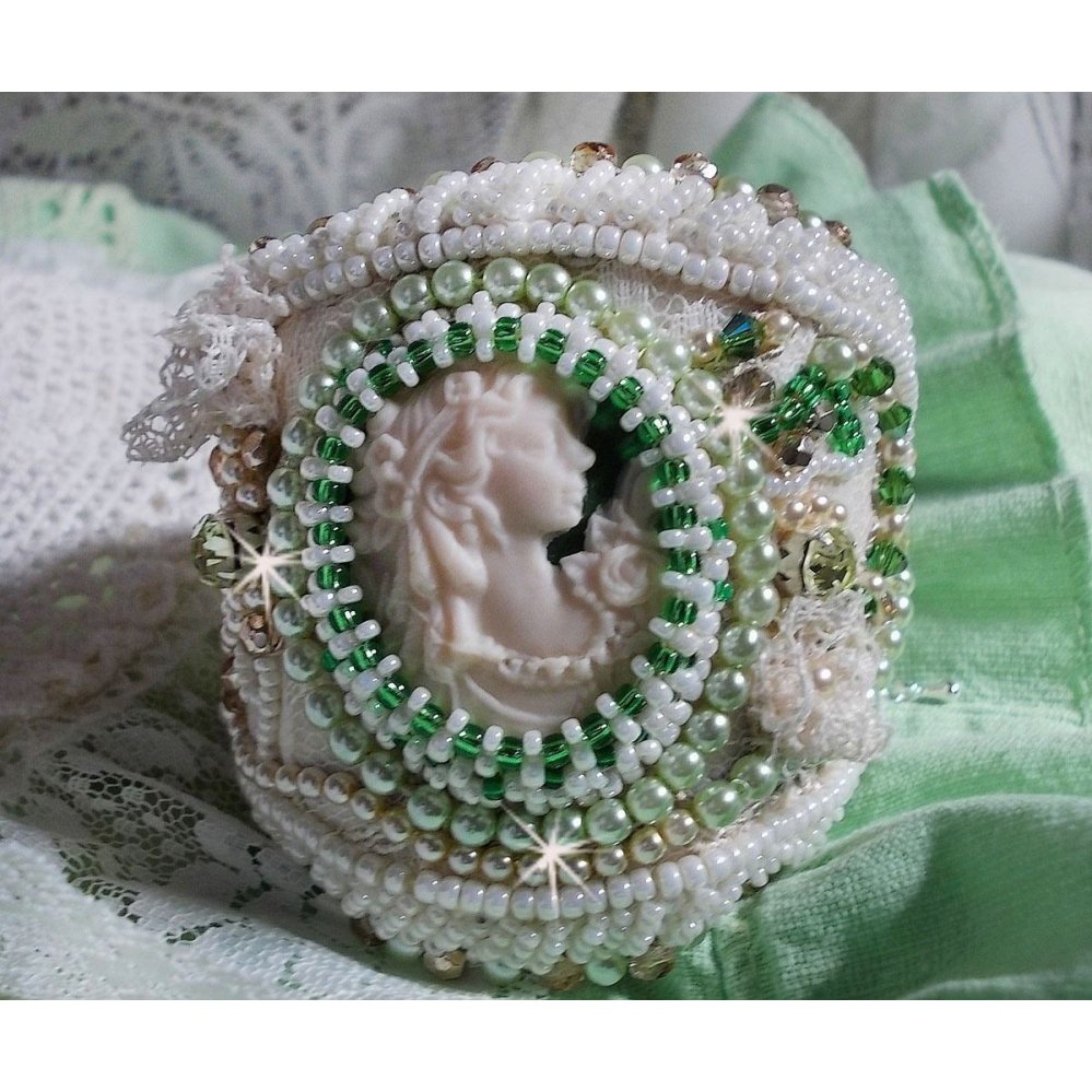 Förförelse armband med spets, viktoriansk harts cabochon, facetter och fröpärlor