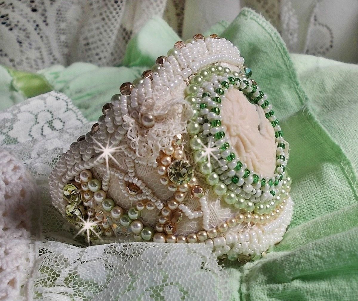 Förförelse armband med spets, viktoriansk harts cabochon, facetter och fröpärlor
