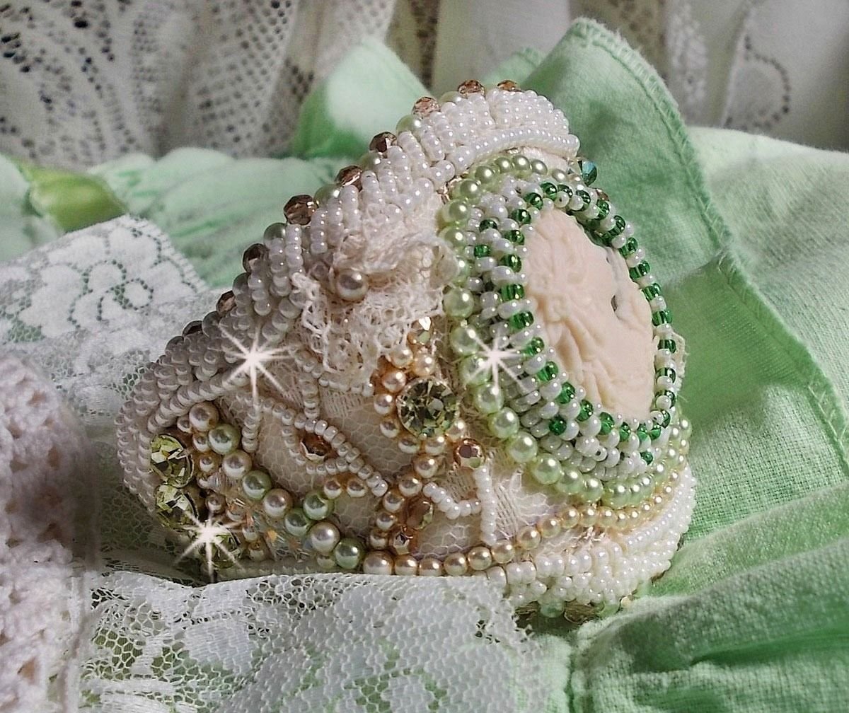 Förförelse armband med spets, viktoriansk harts cabochon, facetter och fröpärlor