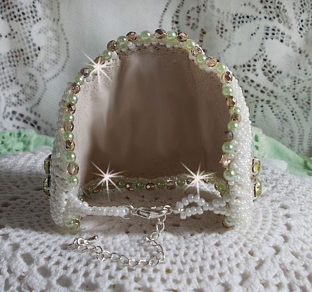 F&ouml;rf&ouml;relse armband med spets, viktoriansk harts cabochon, facetter och fr&ouml;p&auml;rlor