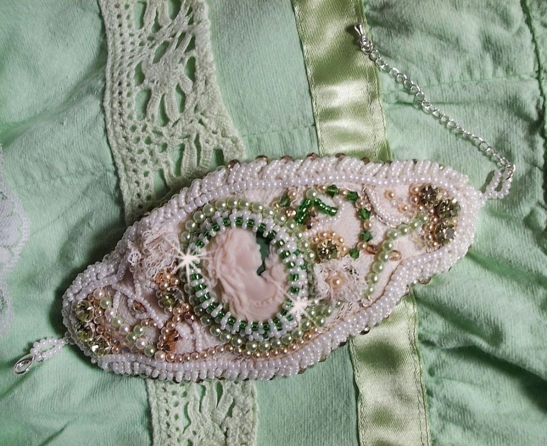 Förförelse armband med spets, viktoriansk harts cabochon, facetter och fröpärlor