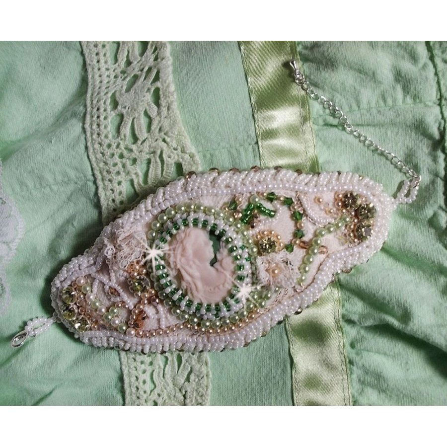 Förförelse armband med spets, viktoriansk harts cabochon, facetter och fröpärlor