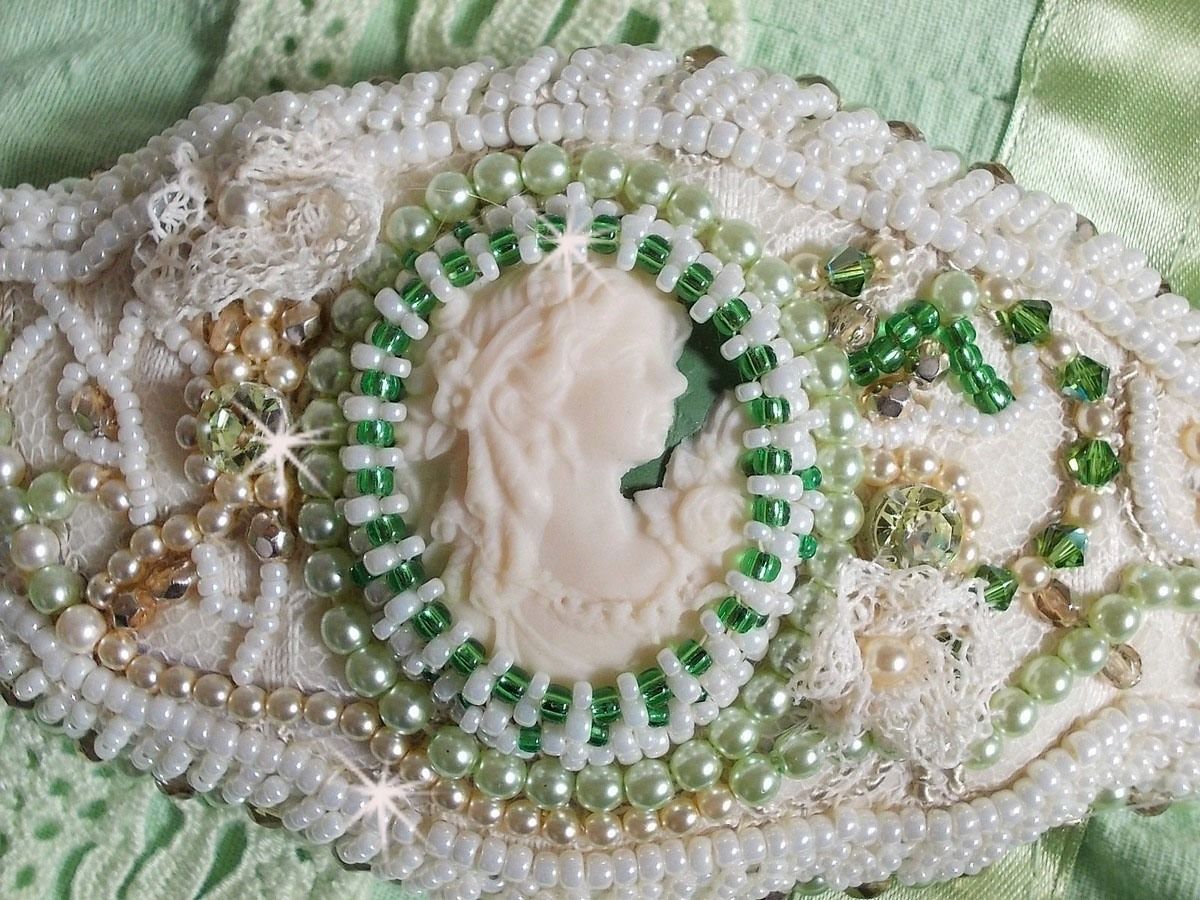 Förförelse armband med spets, viktoriansk harts cabochon, facetter och fröpärlor