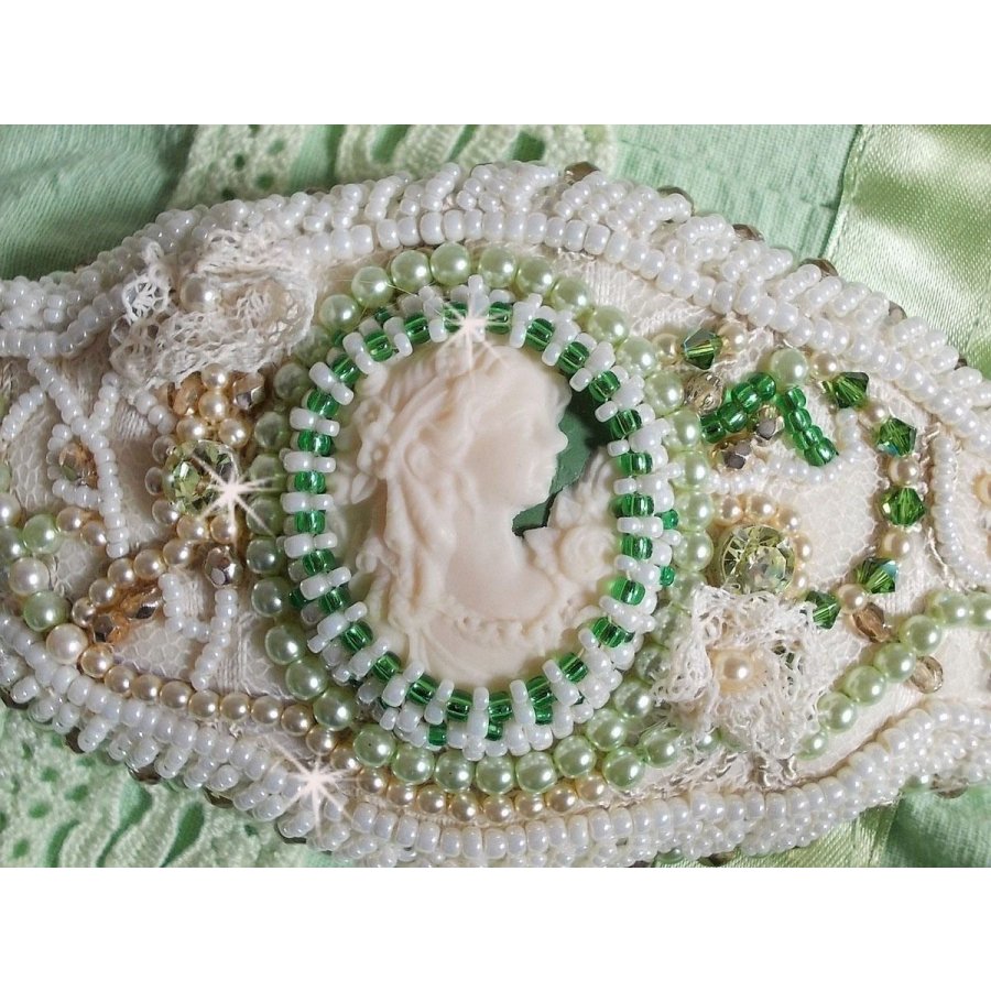 Förförelse armband med spets, viktoriansk harts cabochon, facetter och fröpärlor