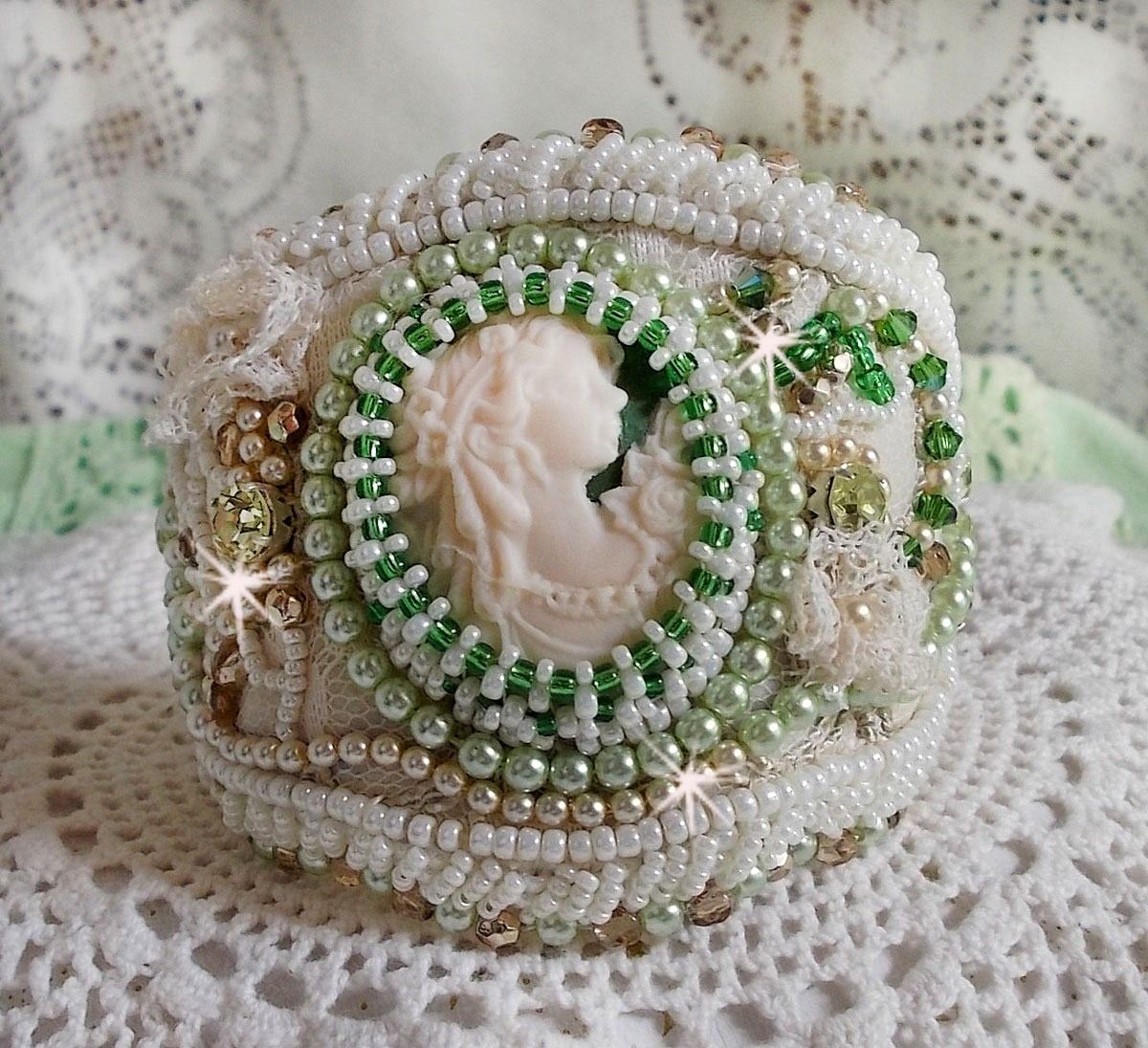 Förförelse armband med spets, viktoriansk harts cabochon, facetter och fröpärlor