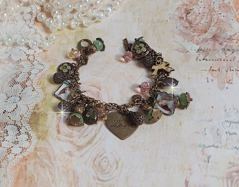 Bracelet Temps d&rsquo;une Folie avec breloques : c&oelig;ur, perles, gouttes filigran&eacute;es, fleurs &eacute;maill&eacute;es, perles rondes, cabochons carr&eacute;s et perles rondes en Verre. Mont&eacute;s sur cha&icirc;nes et fermoir en T Bronze