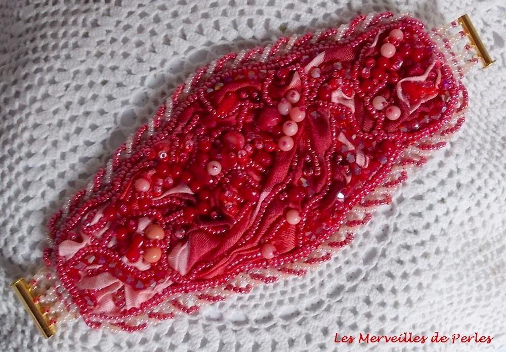 Coralie armband broderat med röd korall, ljusrosa och fröpärlor