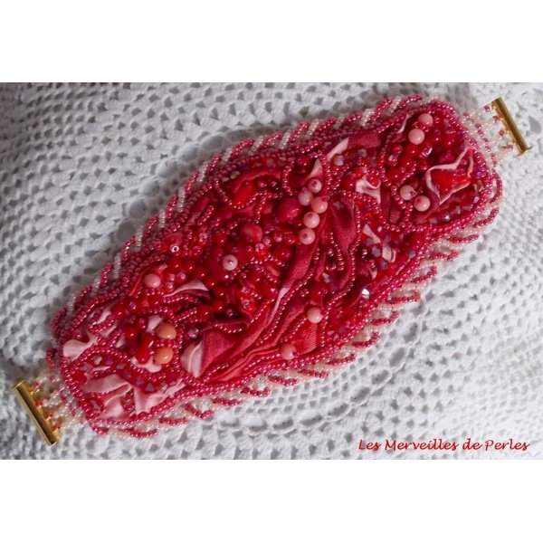 Coralie armband broderat med röd korall, ljusrosa och fröpärlor