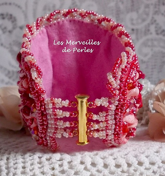 Coralie armband broderat med r&ouml;d korall, ljusrosa och fr&ouml;p&auml;rlor