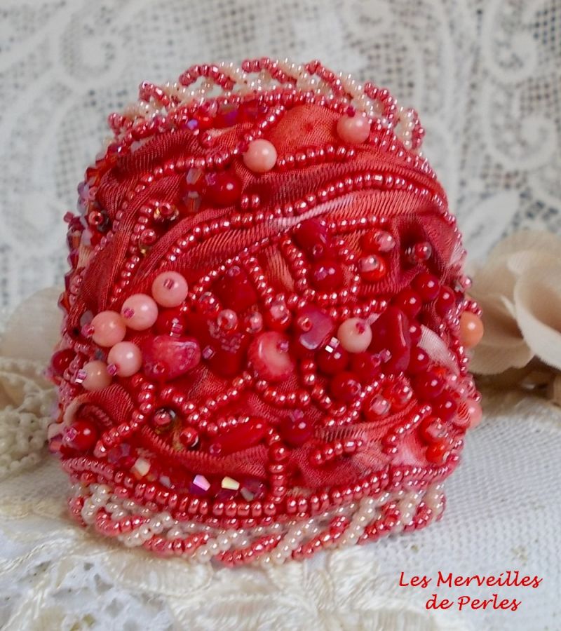 Coralie armband broderat med röd korall, ljusrosa och fröpärlor
