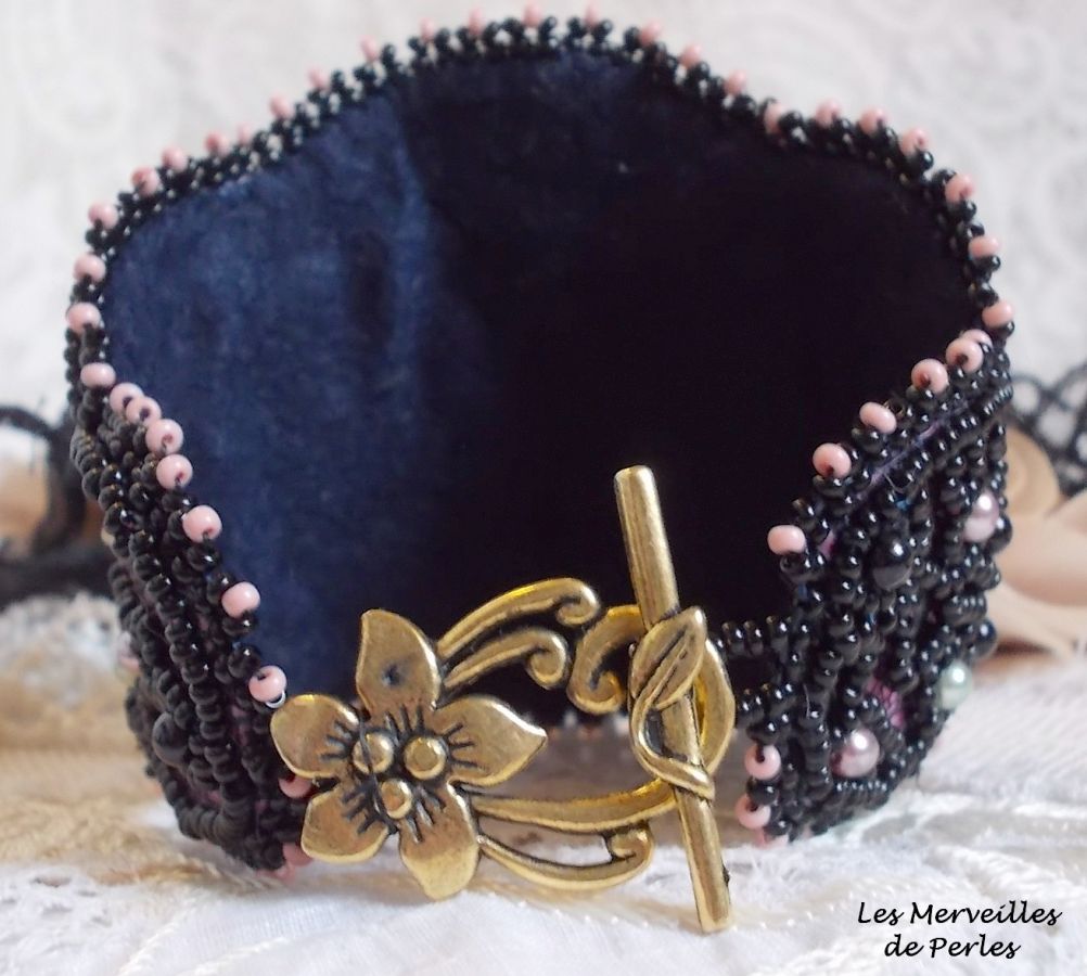 Marquise-armband broderat med Swarovski-kristaller, antik svart spets från 1950, sötvattenspärlor och fröpärlor.