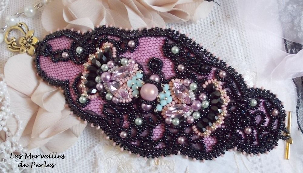 Marquise-armband broderat med Swarovski-kristaller, antik svart spets från 1950, sötvattenspärlor och fröpärlor.