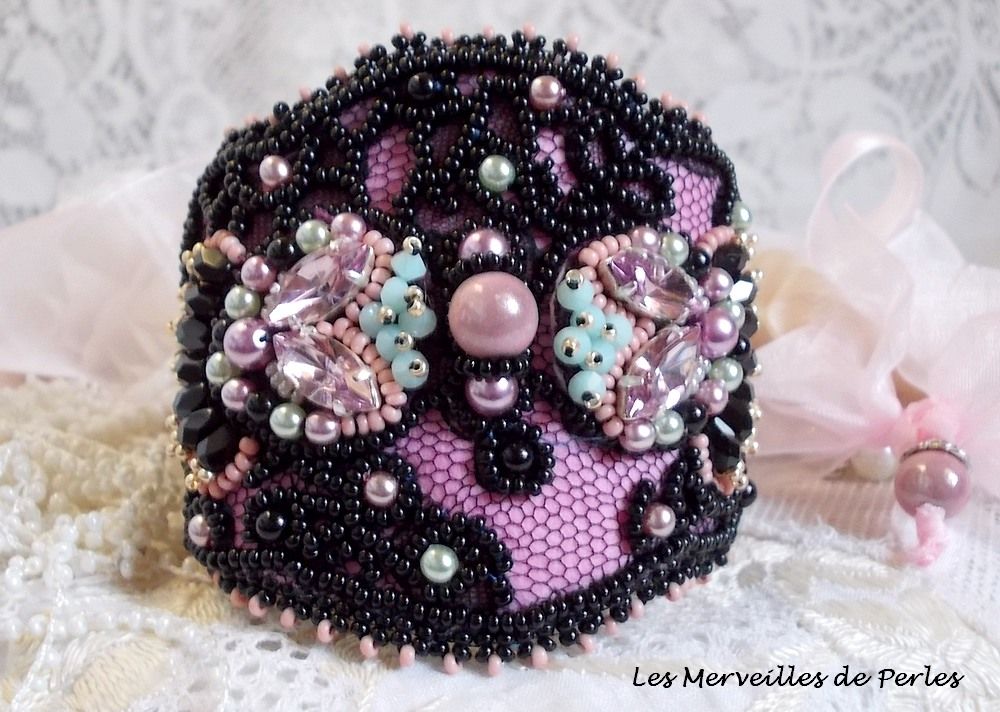 Marquise-armband broderat med Swarovski-kristaller, antik svart spets från 1950, sötvattenspärlor och fröpärlor.