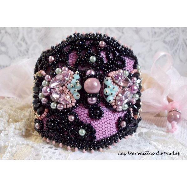Marquise-armband broderat med Swarovski-kristaller, antik svart spets från 1950, sötvattenspärlor och fröpärlor.
