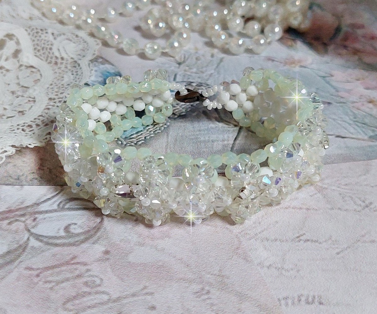 Venus-armband med Swarovski-kristallspinnare och opaka vita bohemiska glasfacetter