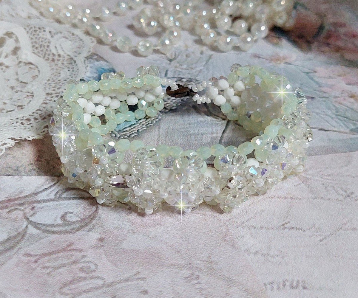 Venus-armband med Swarovski-kristallspinnare och opaka vita bohemiska glasfacetter