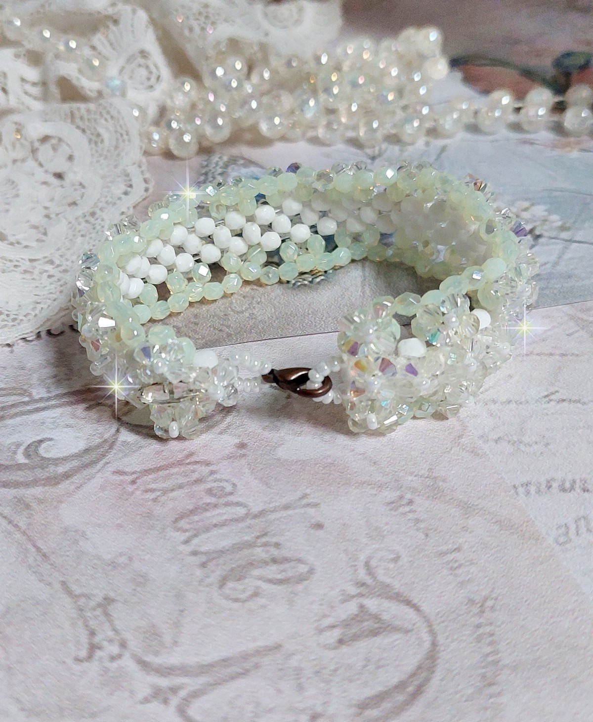 Venus-armband med Swarovski-kristallspinnare och opaka vita bohemiska glasfacetter