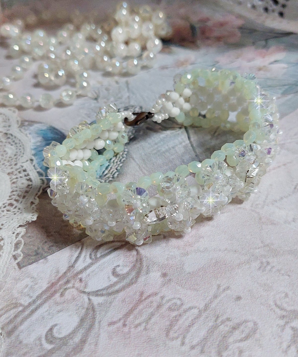 Venus-armband med Swarovski-kristallspinnare och opaka vita bohemiska glasfacetter