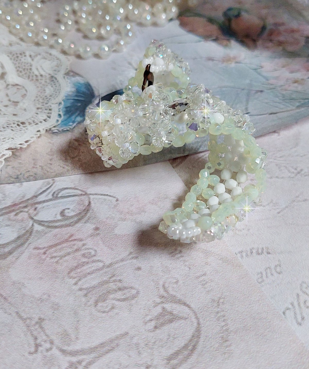 Venus-armband med Swarovski-kristallspinnare och opaka vita bohemiska glasfacetter