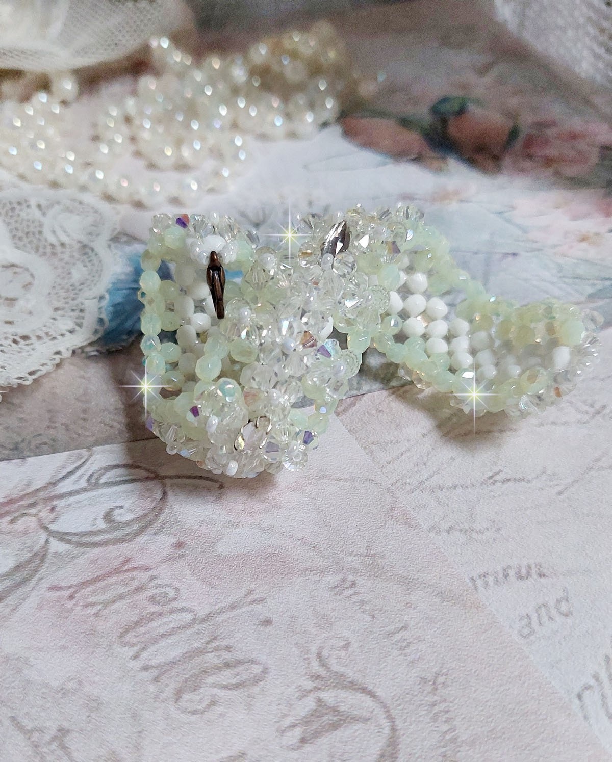 Venus-armband med Swarovski-kristallspinnare och opaka vita bohemiska glasfacetter
