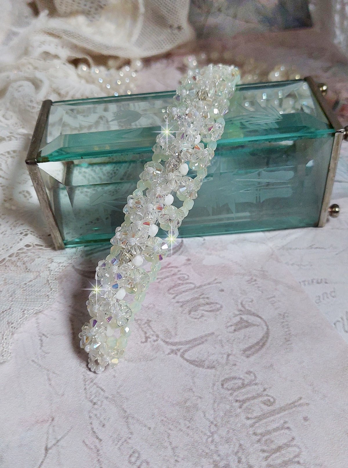 Venus-armband med Swarovski-kristallspinnare och opaka vita bohemiska glasfacetter
