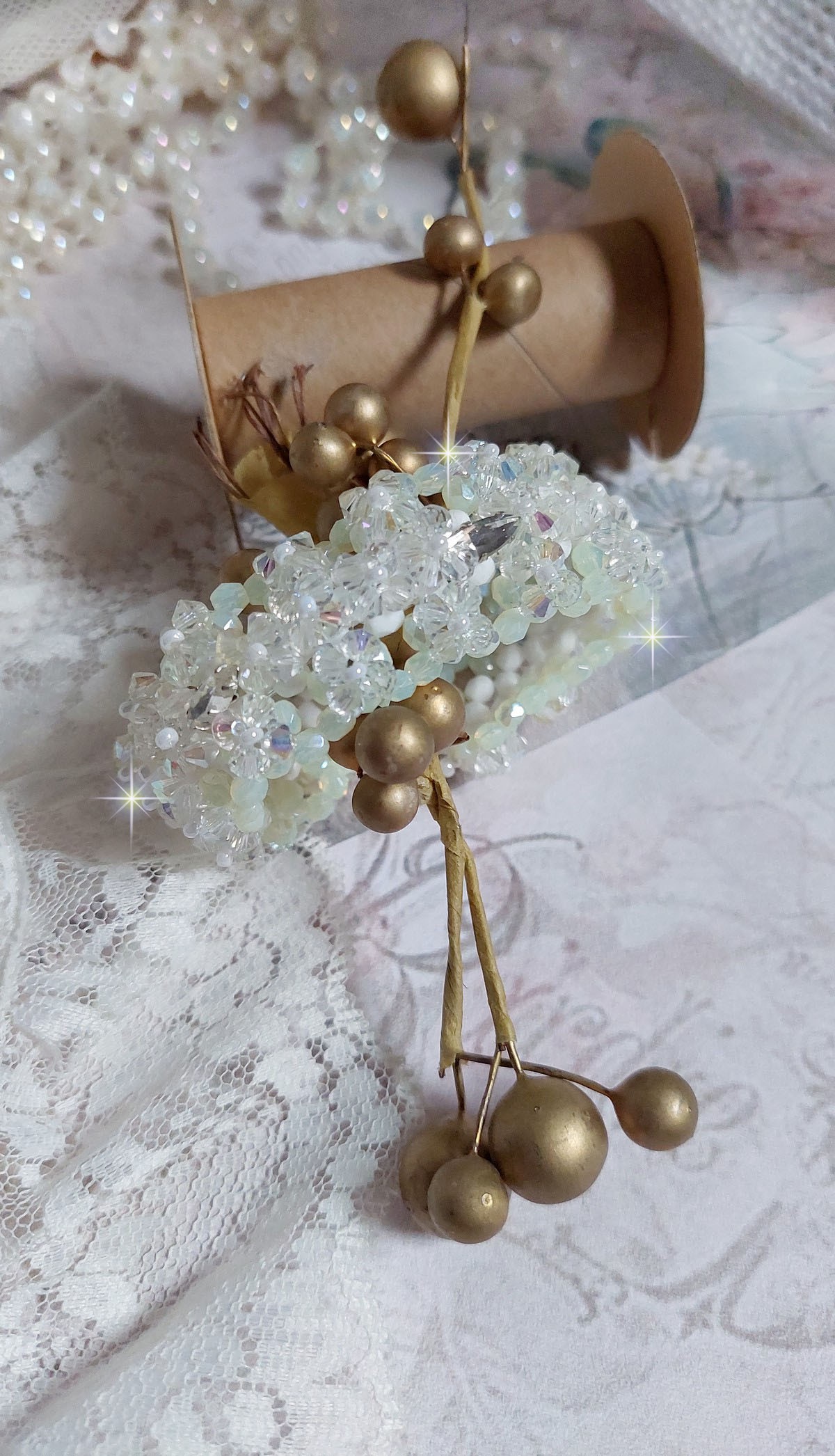 Venus-armband med Swarovski-kristallspinnare och opaka vita bohemiska glasfacetter